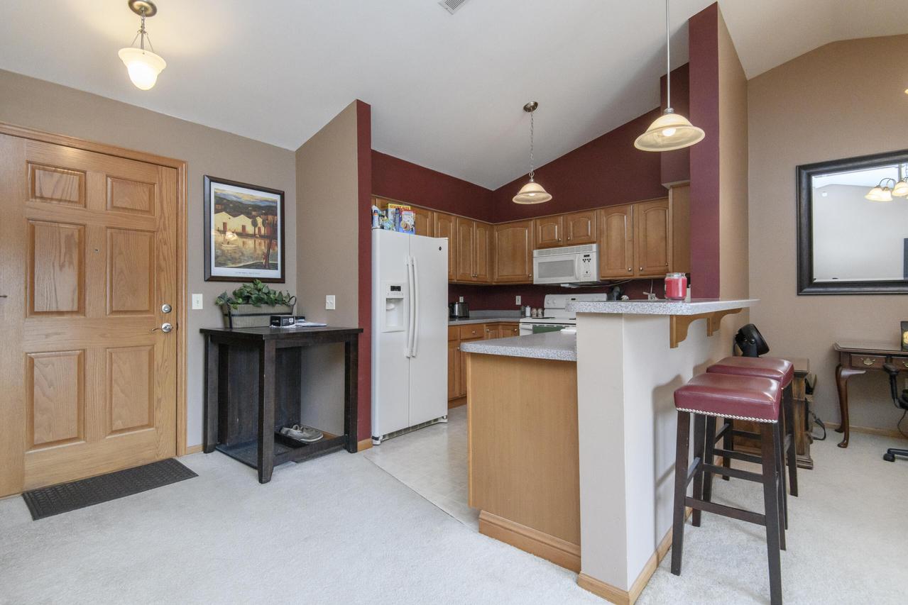 520 Windstone Dr #301, Hartland, WI 53029