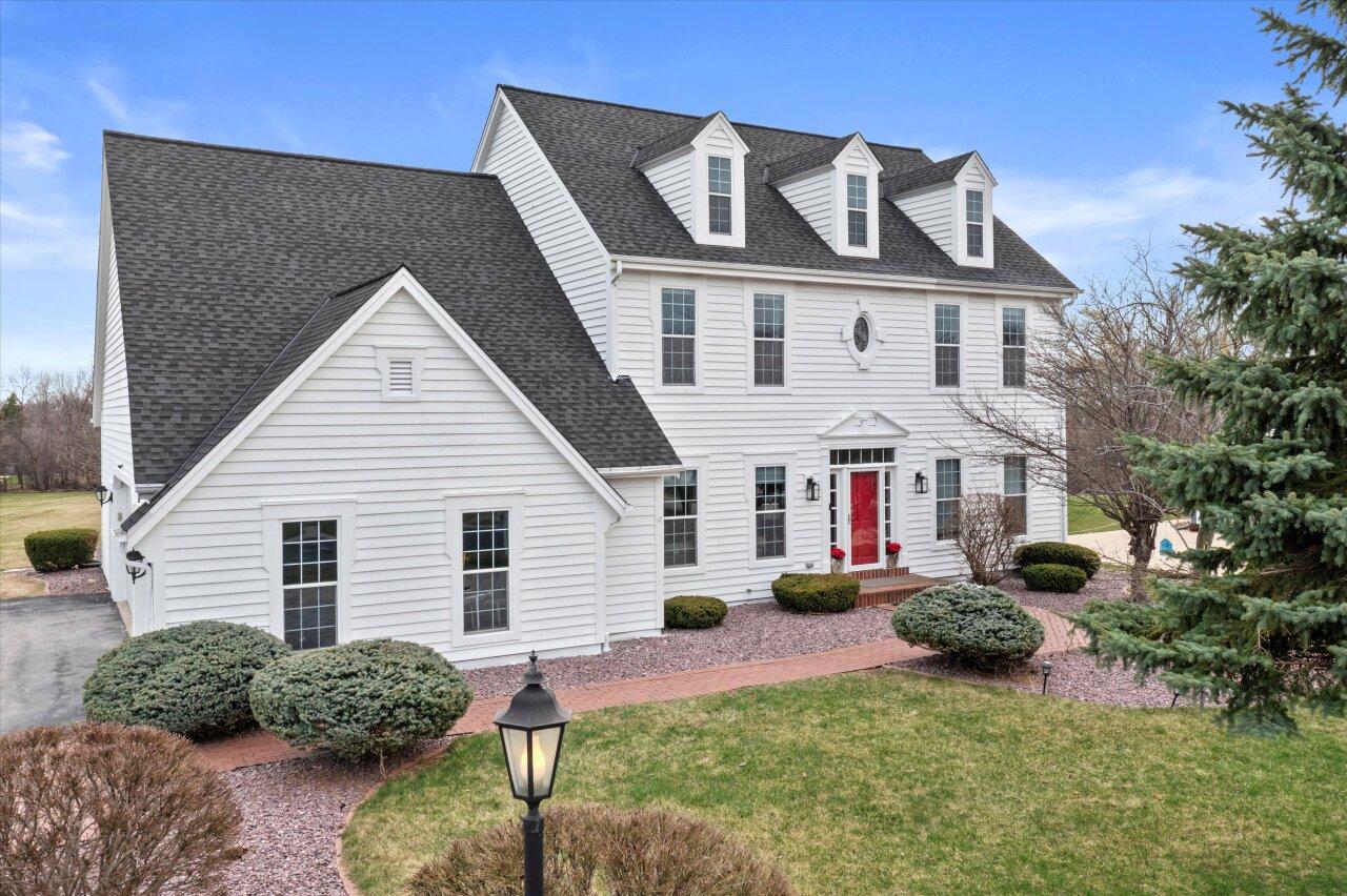W162N4914 Graysland Dr, Menomonee Falls, WI 53051