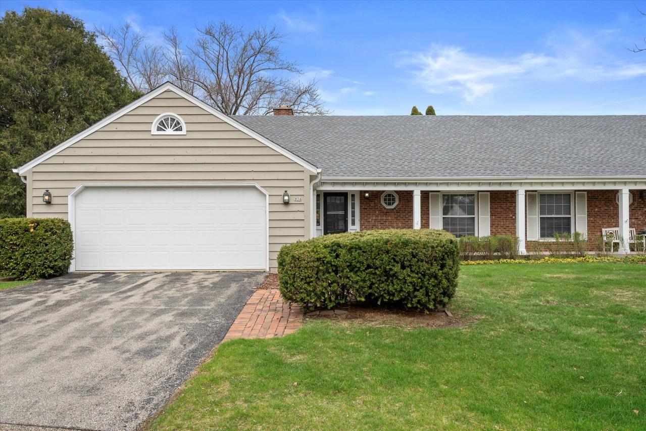 934 W Shaker Cir, Mequon, WI 53092