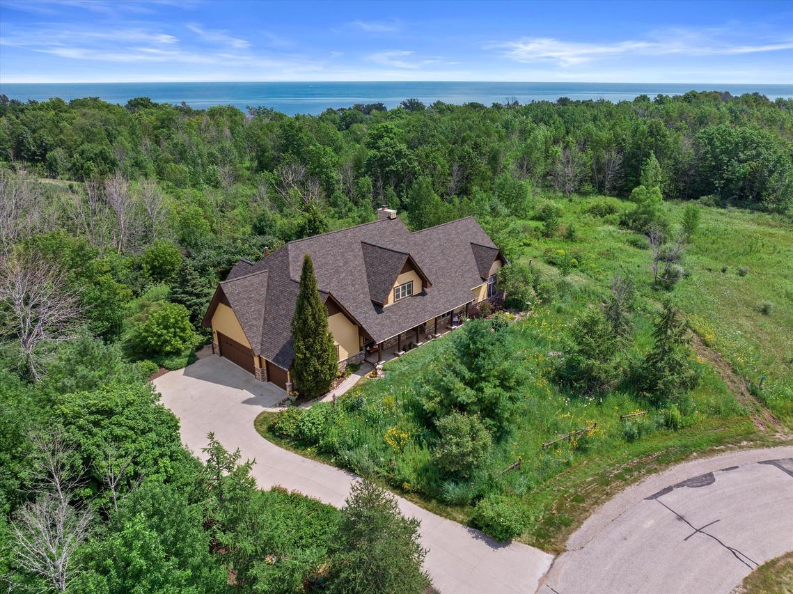 824 Trillium Ct, Grafton, WI 53024