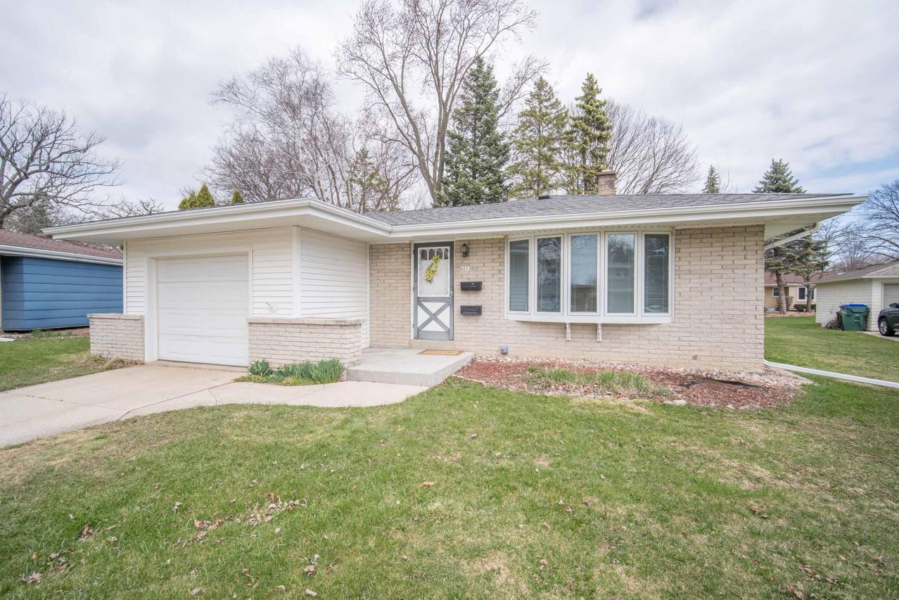 6012 Oriole Ln, Greendale, WI 53129