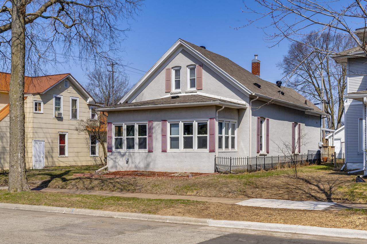 1607 Adams St, La Crosse, WI 54601