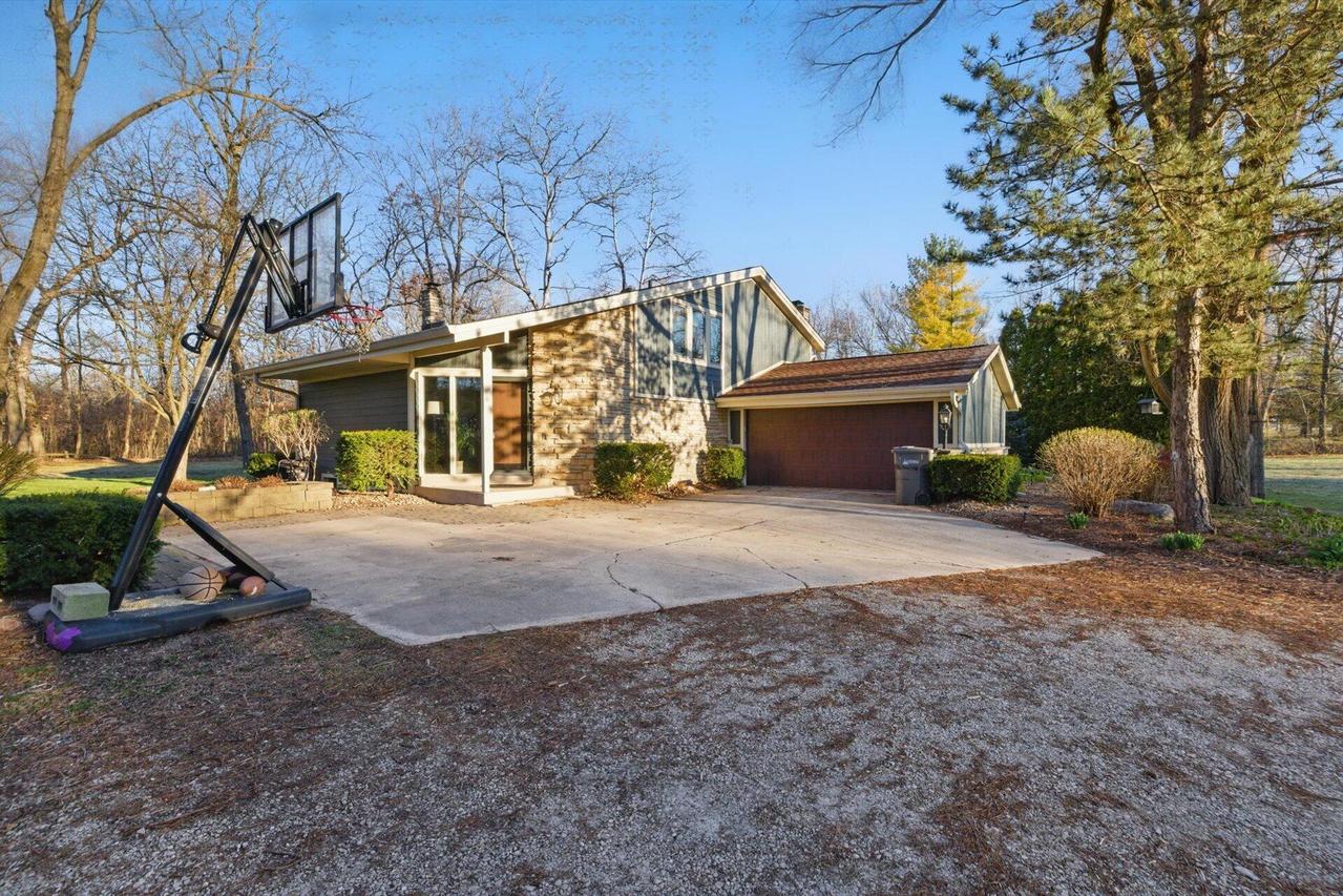 W216S10421 Crowbar Dr, Muskego, WI 53150