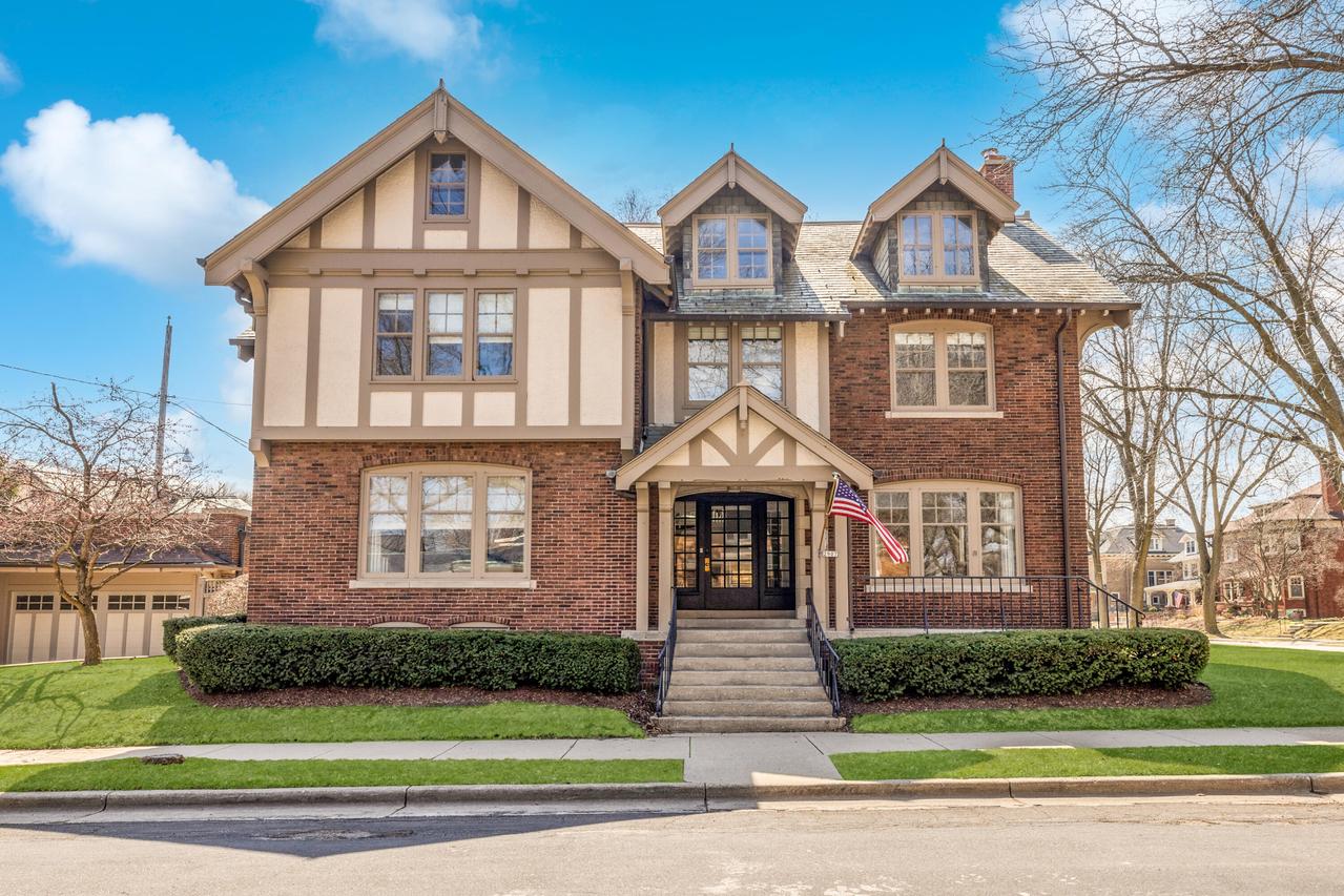 2907 E Linnwood Ave, Milwaukee, WI 53211
