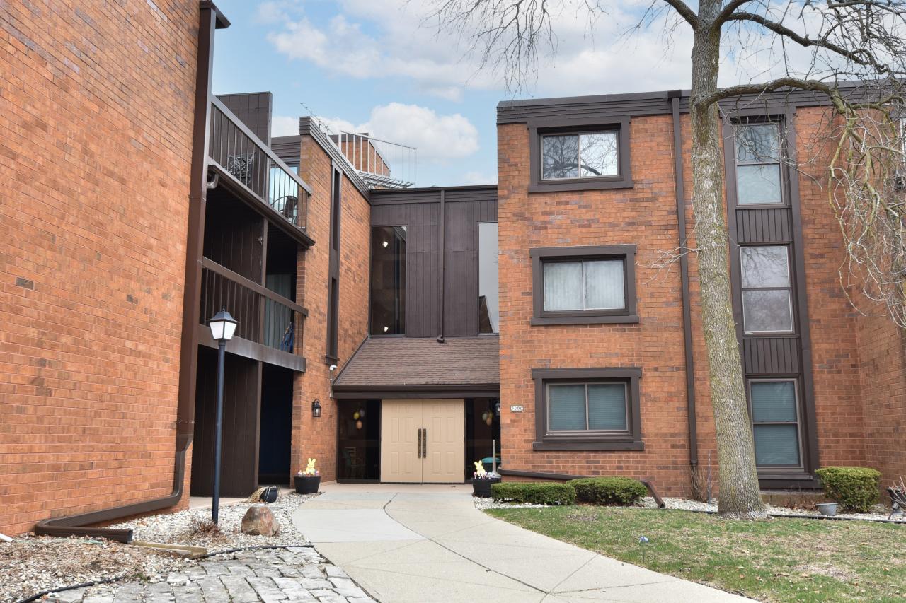 5200 S Tuckaway Blvd #122, Greenfield, WI 53221