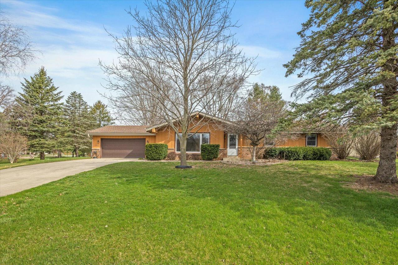 29800 Clover Ln, Rochester, WI 53185