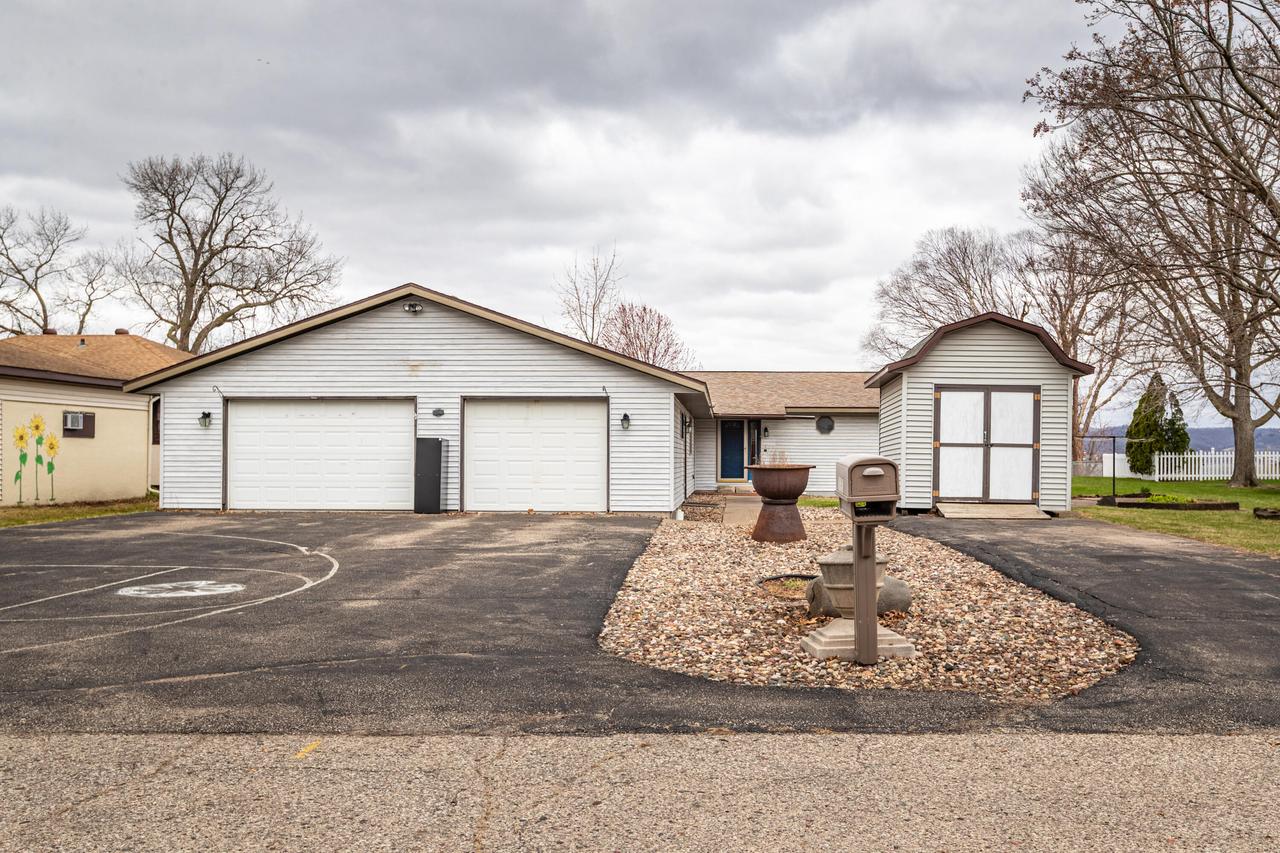 2811 Bayshore Dr, Campbell, WI 54603