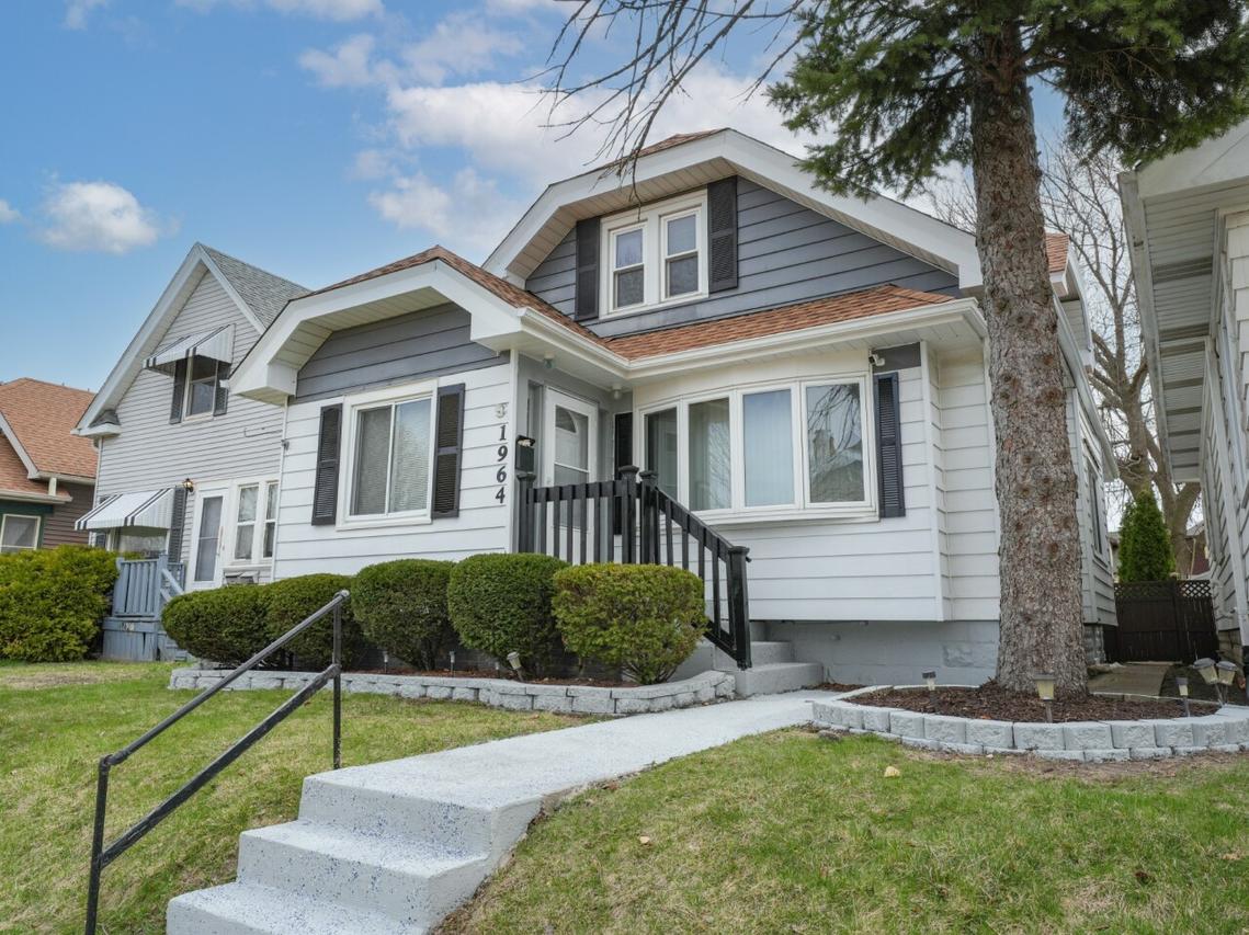 1964 S 72nd St, West Allis, WI 53219