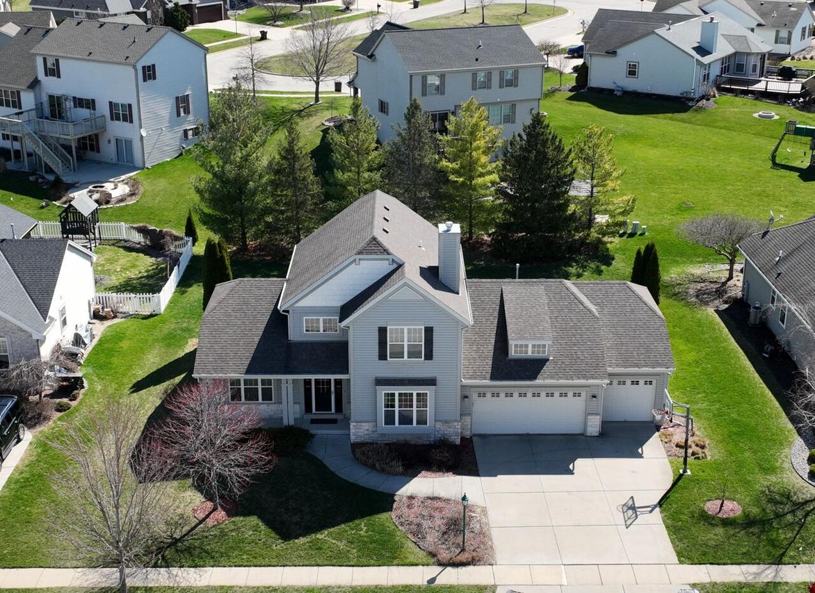 637 Hickory Hollow, Waterford, WI 53185