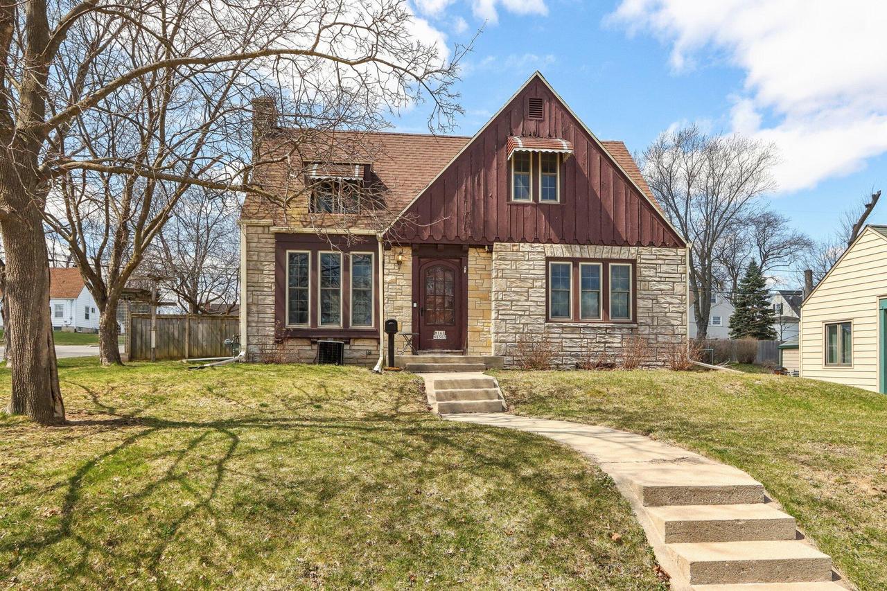 W163N8503 Arthur Ave, Menomonee Falls, WI 53051