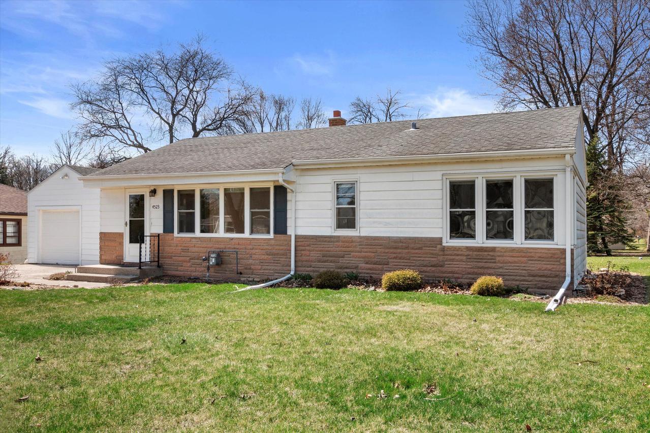 4523 N 103rd St, Wauwatosa, WI 53225