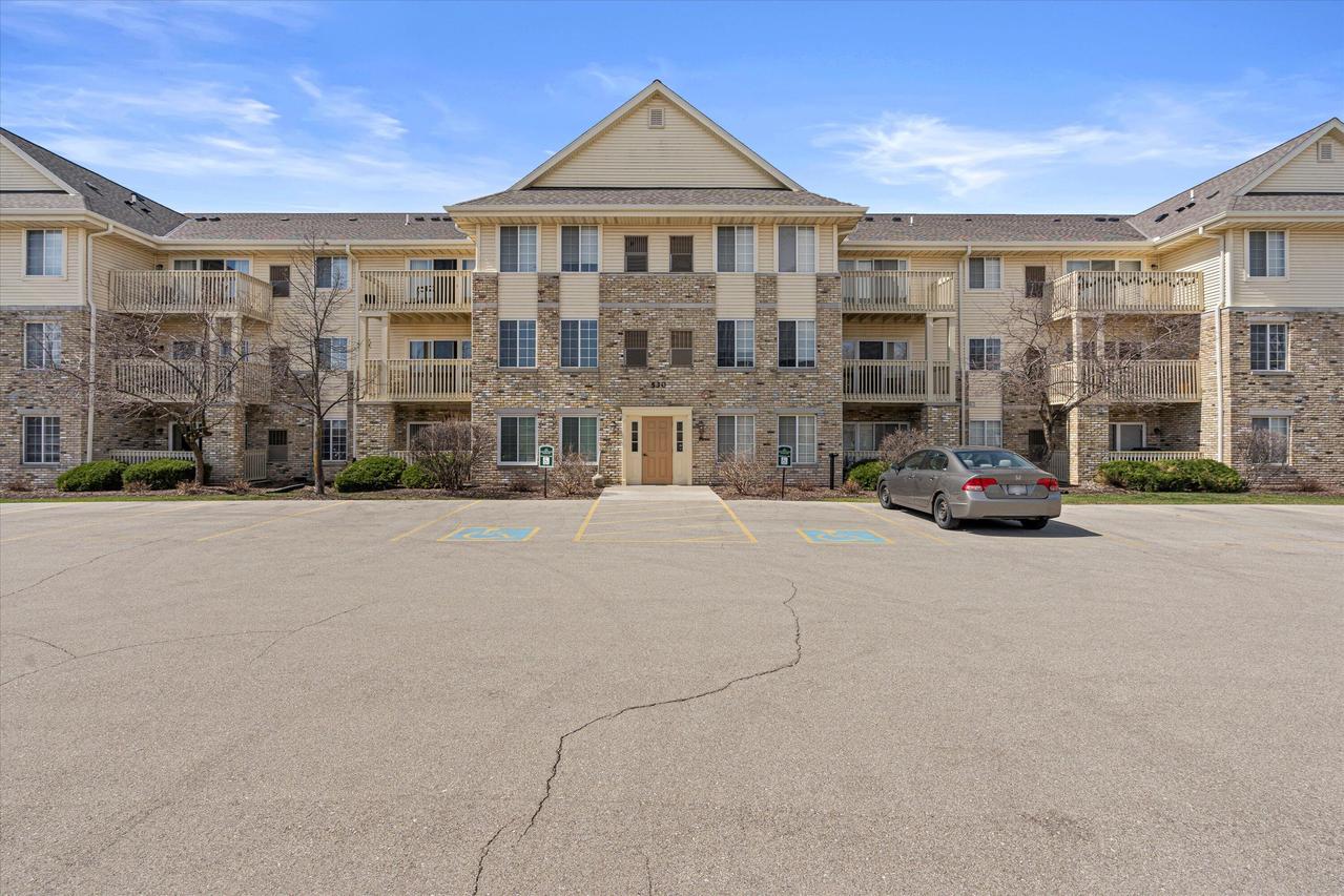 530 Windstone Dr #210, Hartland, WI 53029