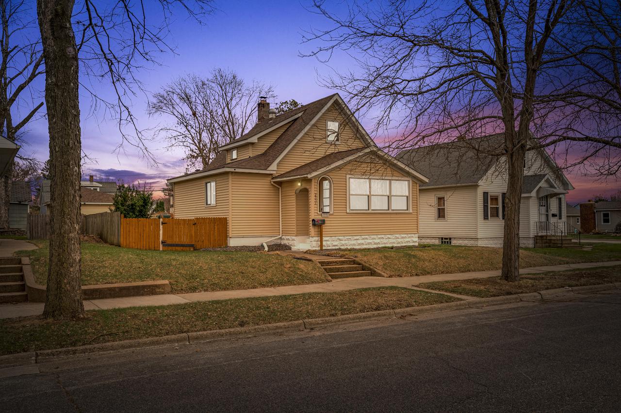 2551 S 14th St, La Crosse, WI 54601