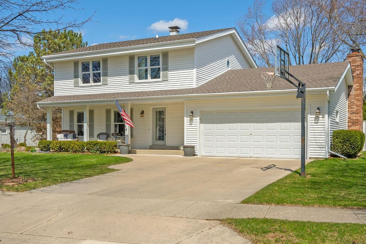2727 Coventry Ln, Waukesha, WI 53188