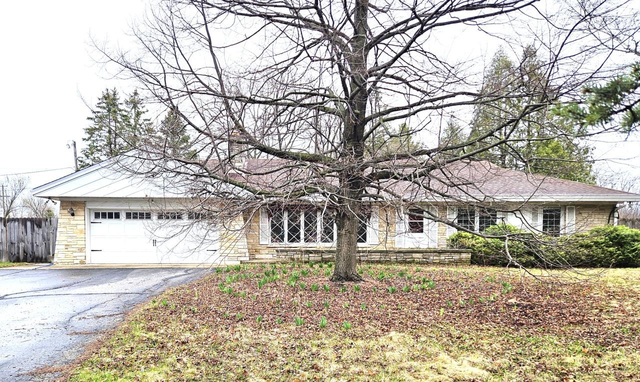 8780 N Spruce Rd, River Hills, WI 53217