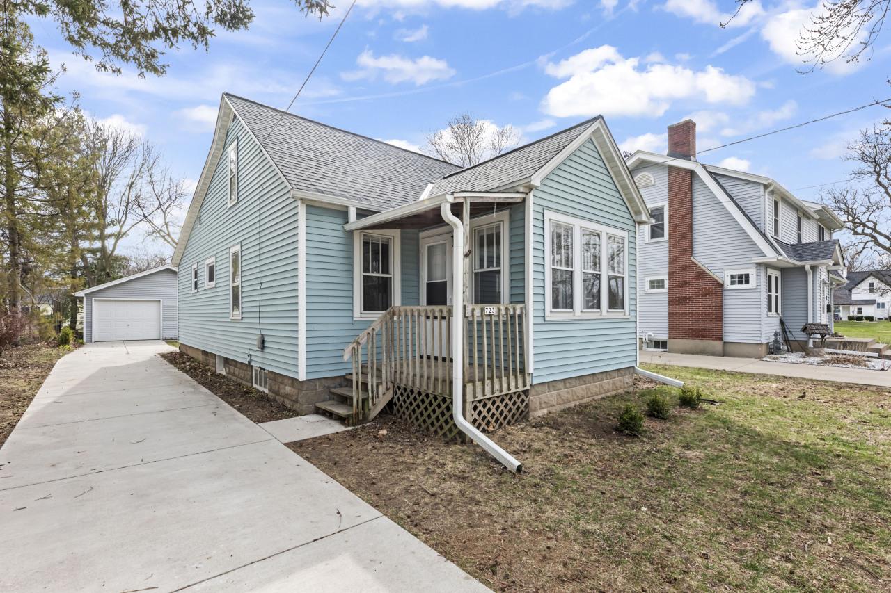 723 S Silver Lake, Oconomowoc, WI 53066