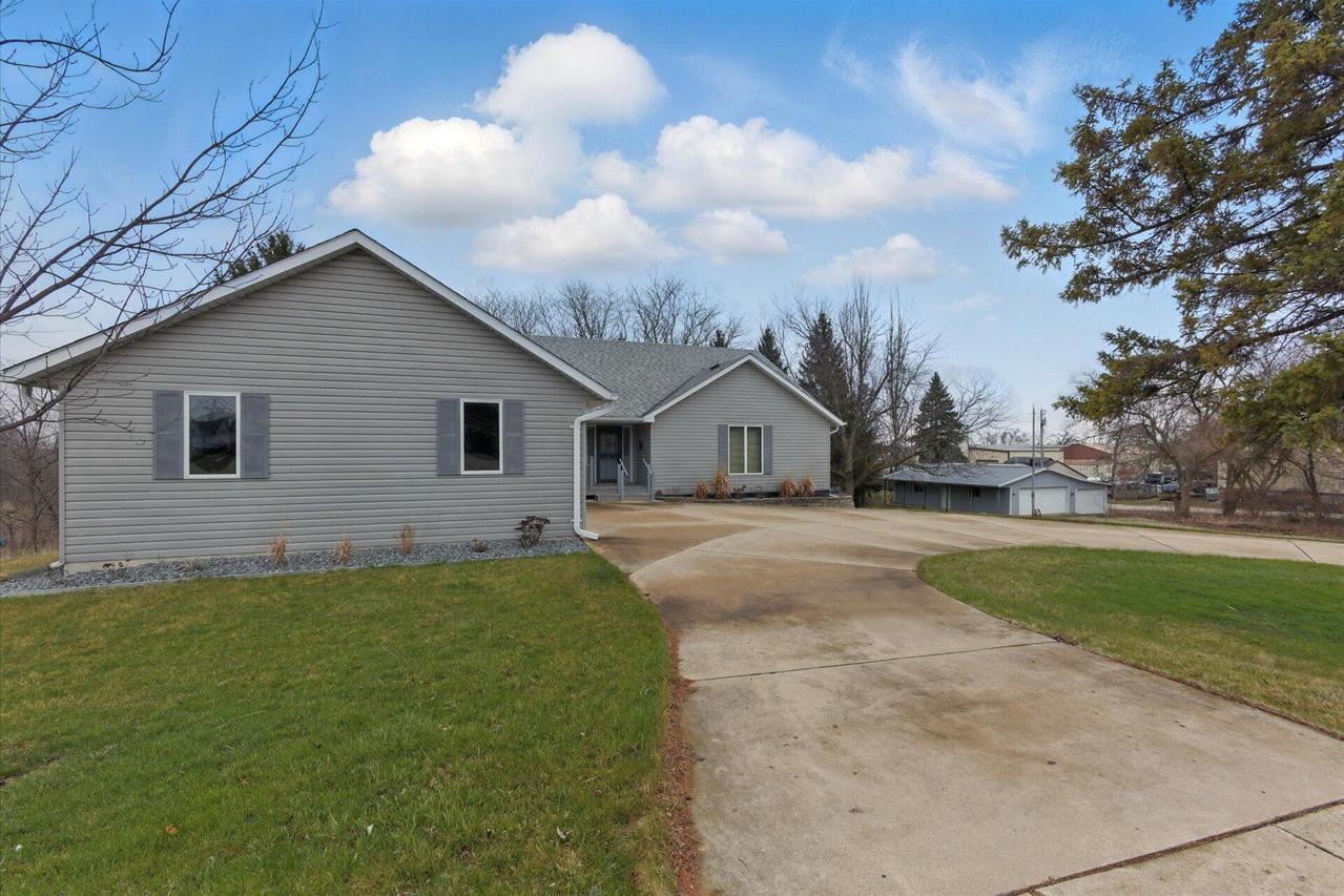 1401 Lincolnwood Dr, Union Grove, WI 53182