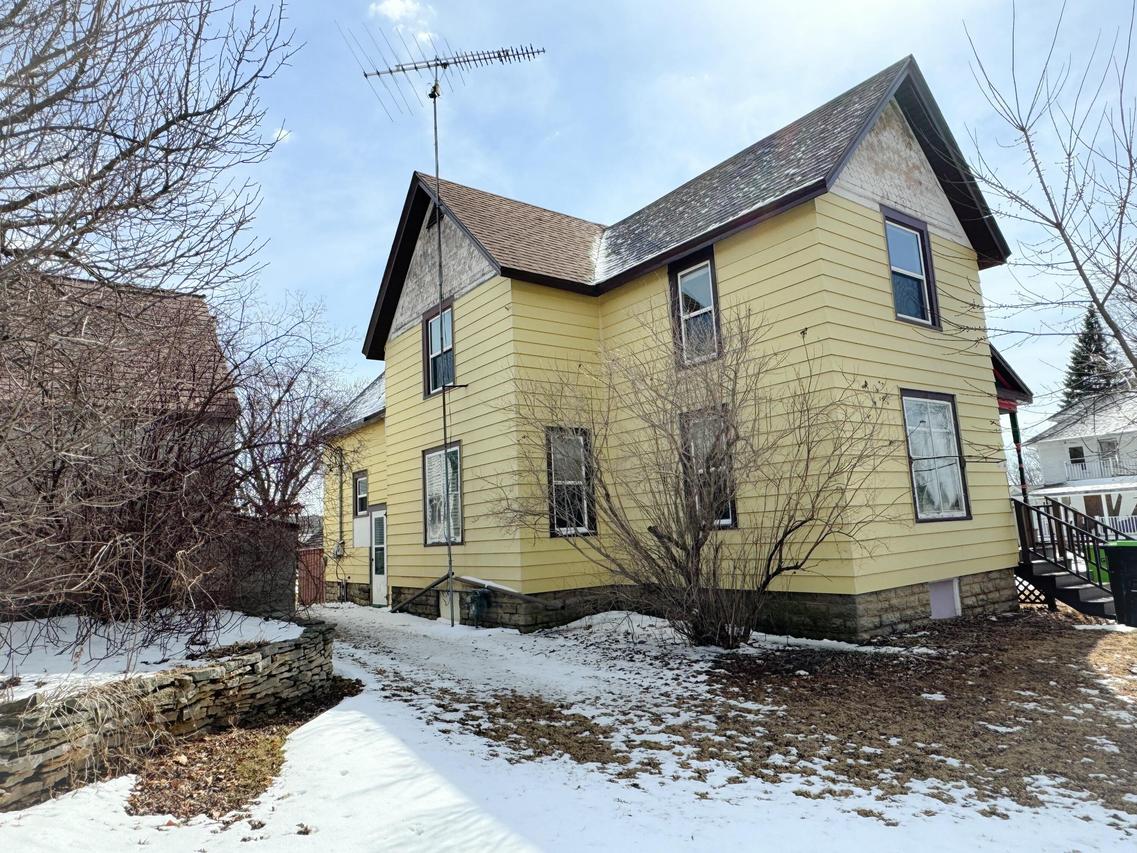 100 Maria St, Fairwater, WI 53919
