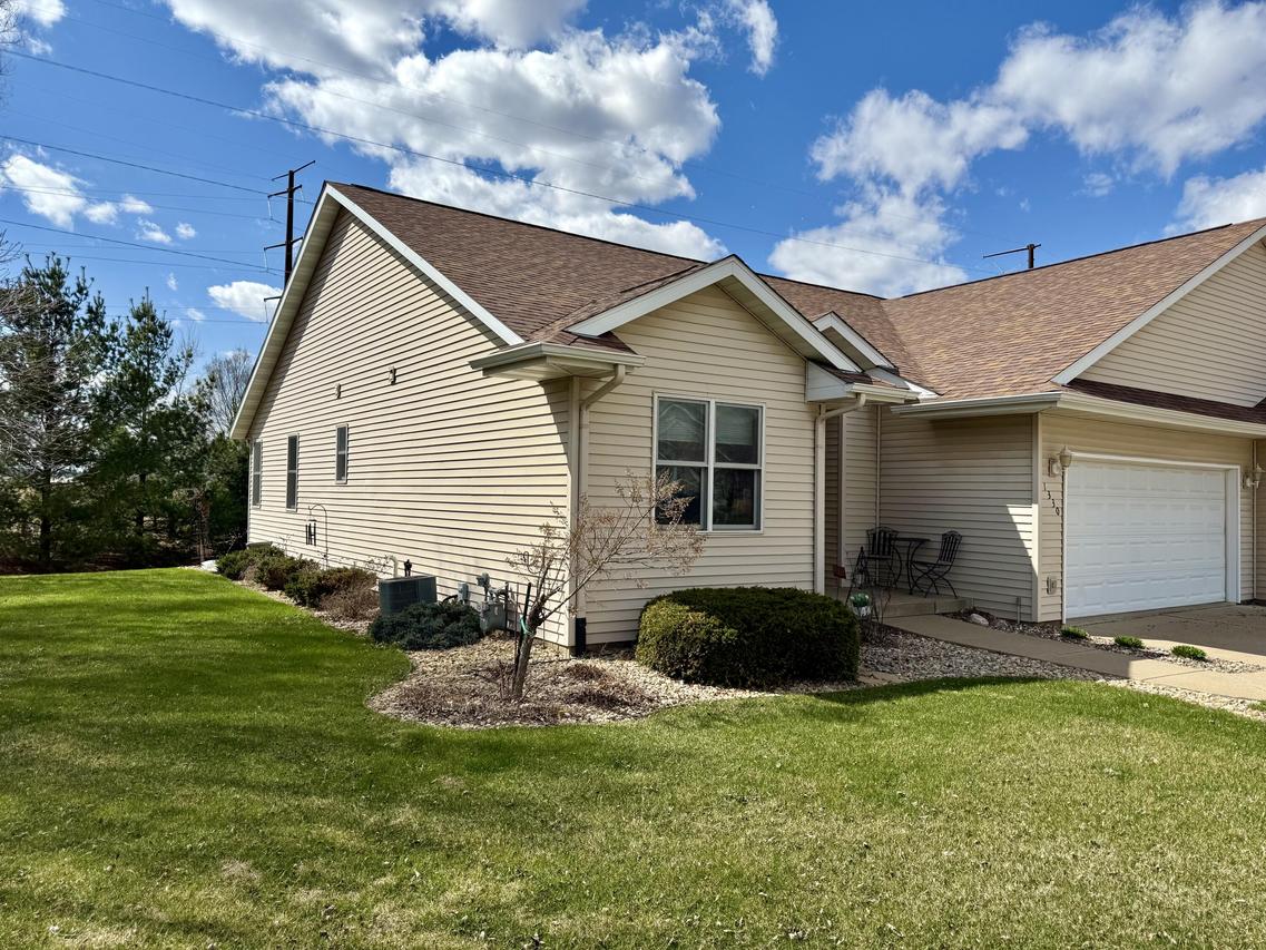 1330 Harvest Cir, Holmen, WI 54636