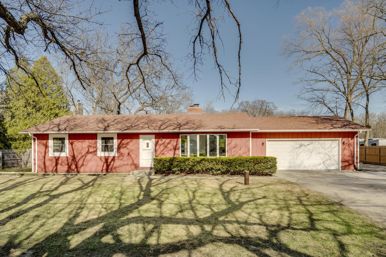 8941 Cooper Rd, Pleasant Prairie, WI 53158