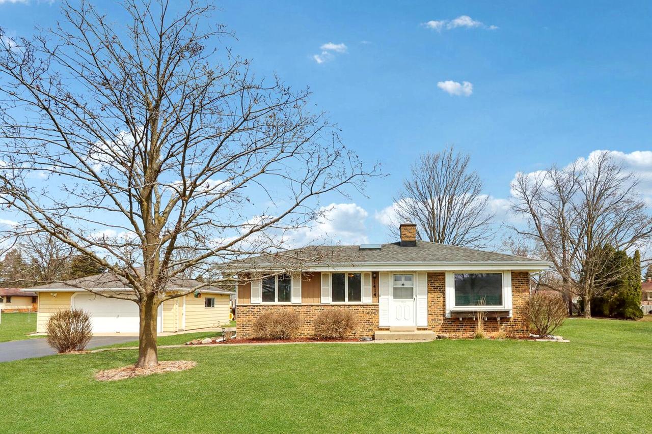 1414 W Daniel Ln, Oak Creek, WI 53154