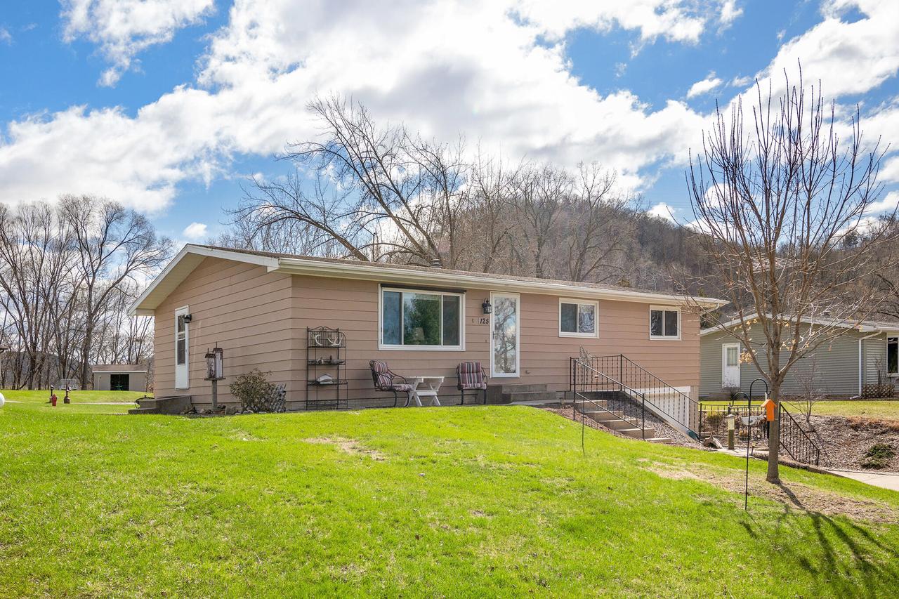 125 Malin St, Genoa, WI 54632