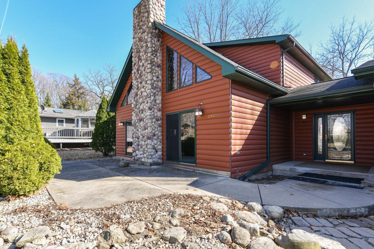 29323 Riverview Ln, Waterford, WI 53185