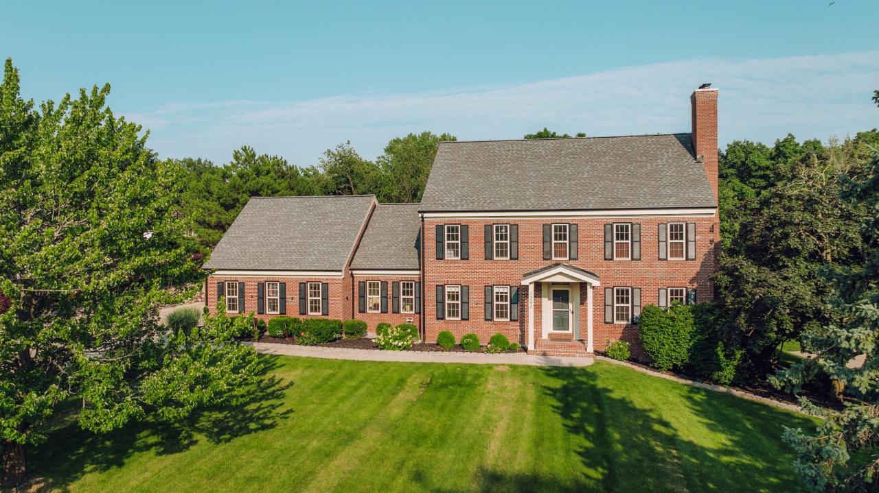 1380 Barrington Woods Dr, Brookfield, WI 53045