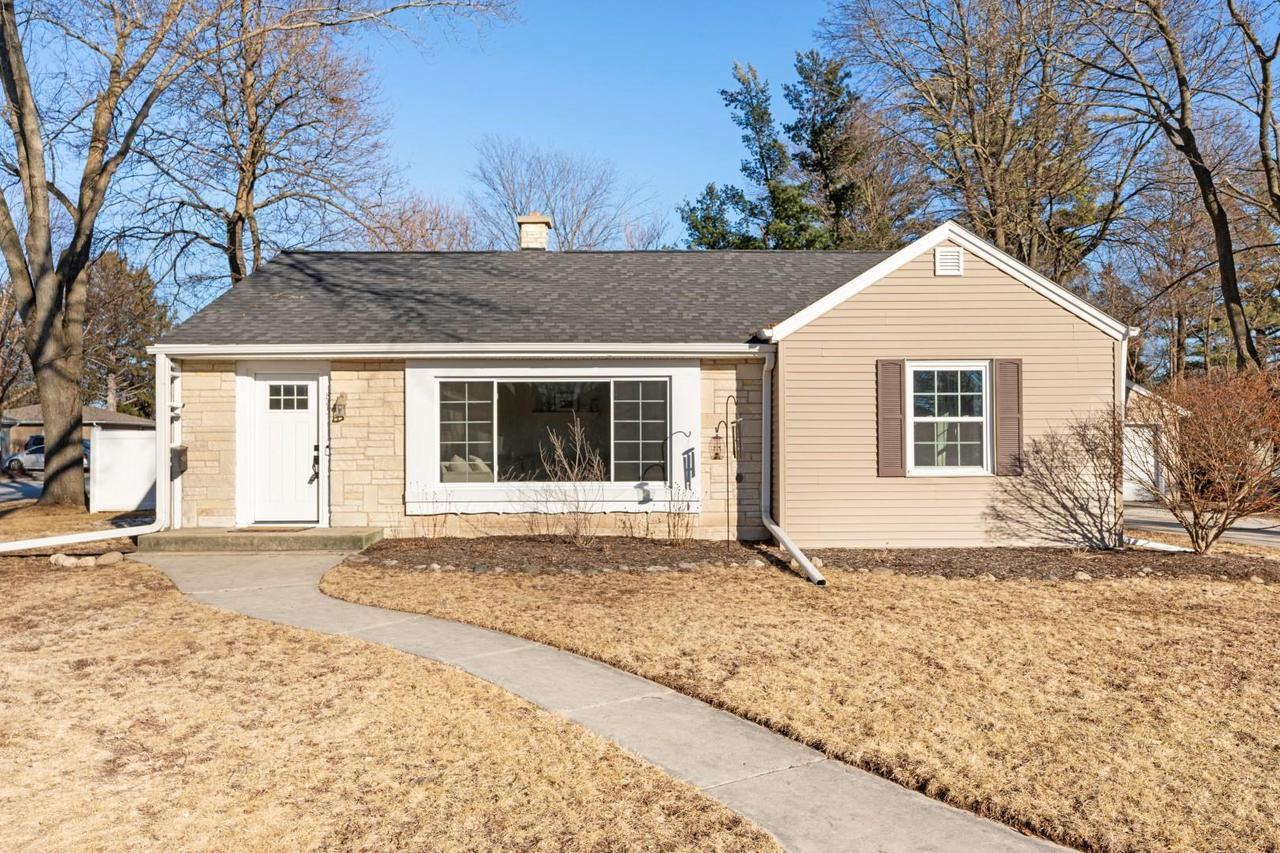 845 N Oakwood Ave, Oconomowoc, WI 53066