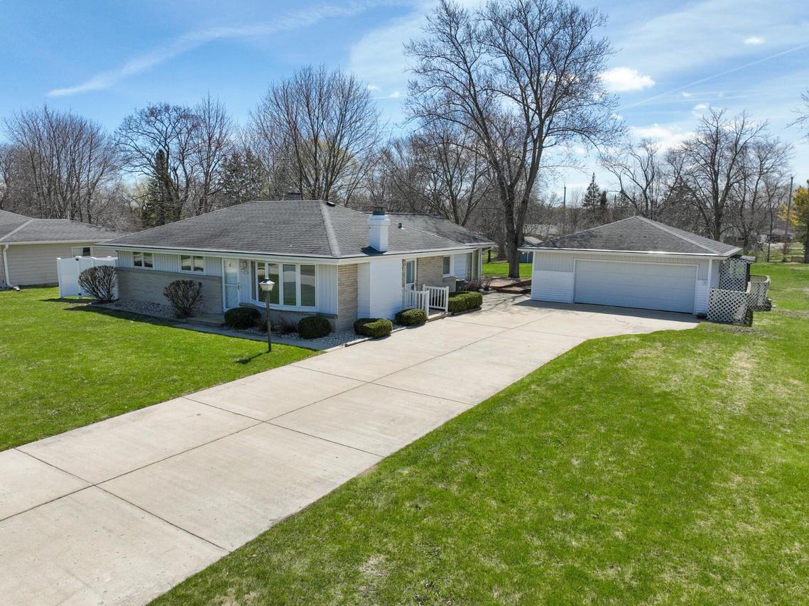 4107 W Mary Ann Dr, Franklin, WI 53132