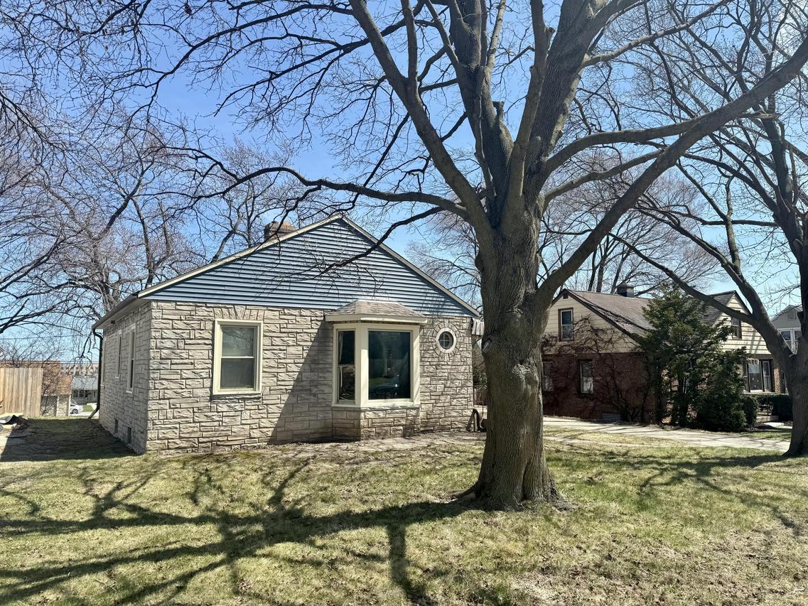 3540 S 46th St, Greenfield, WI 53220