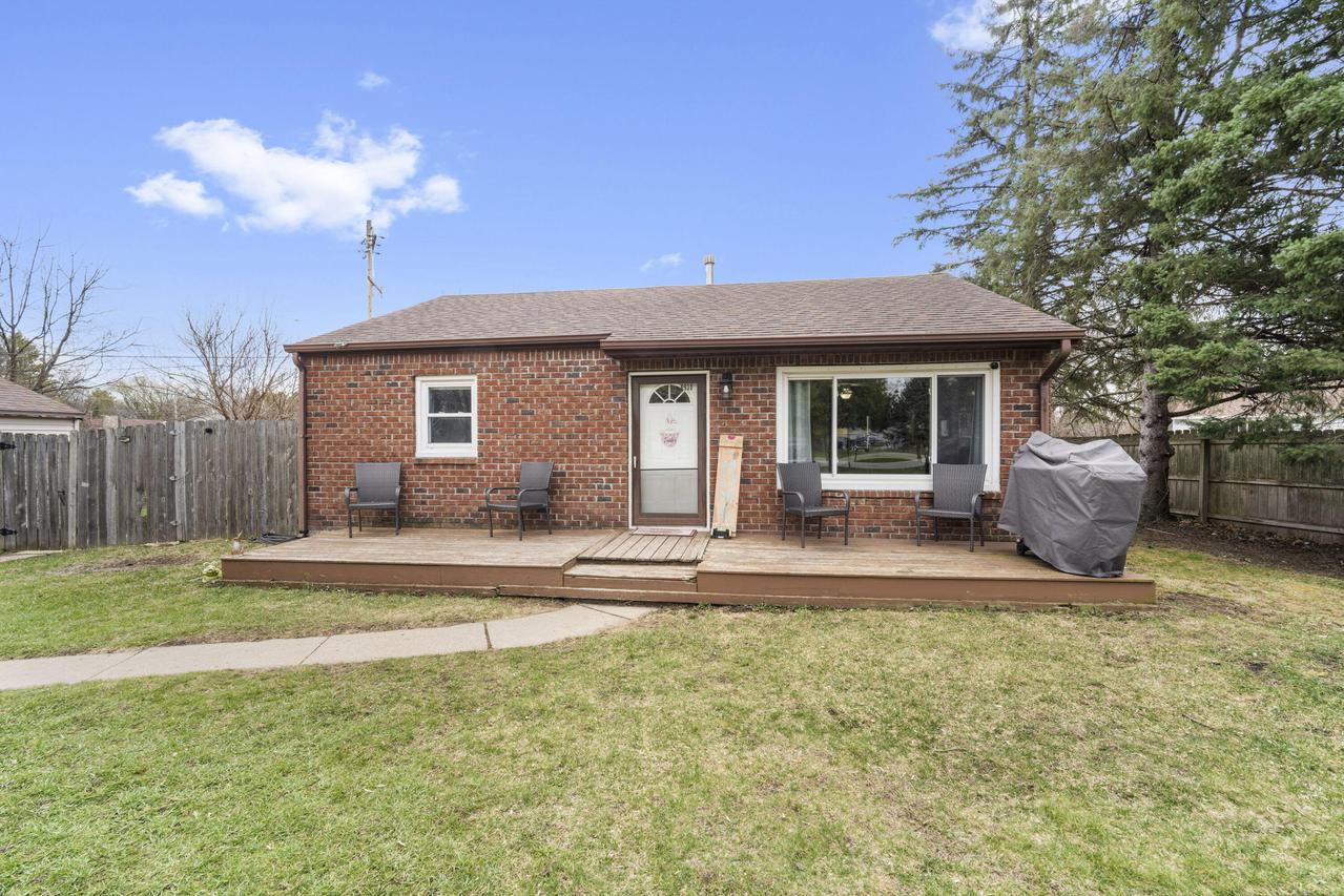 W142S6930 Belmont Dr, Muskego, WI 53150