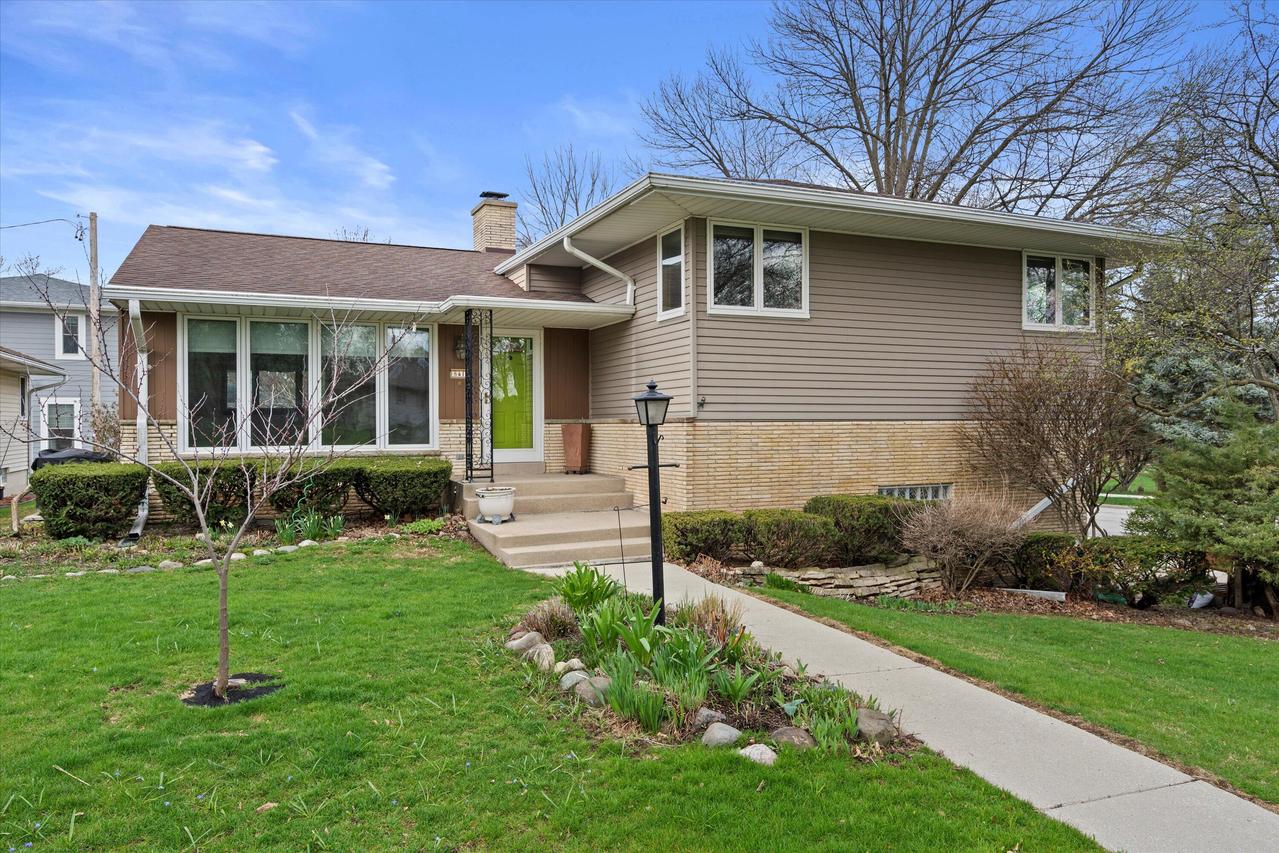 841 N 113th St, Wauwatosa, WI 53226