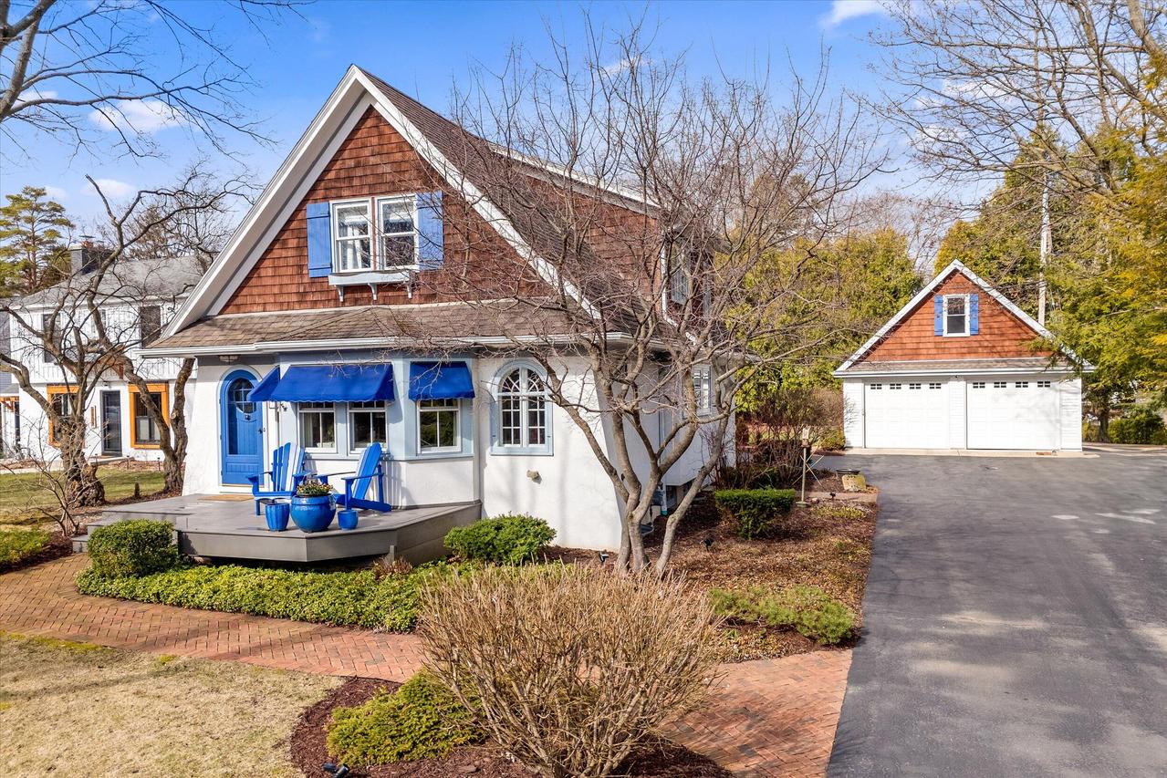 7545 N Lake Dr, Fox Point, WI 53217