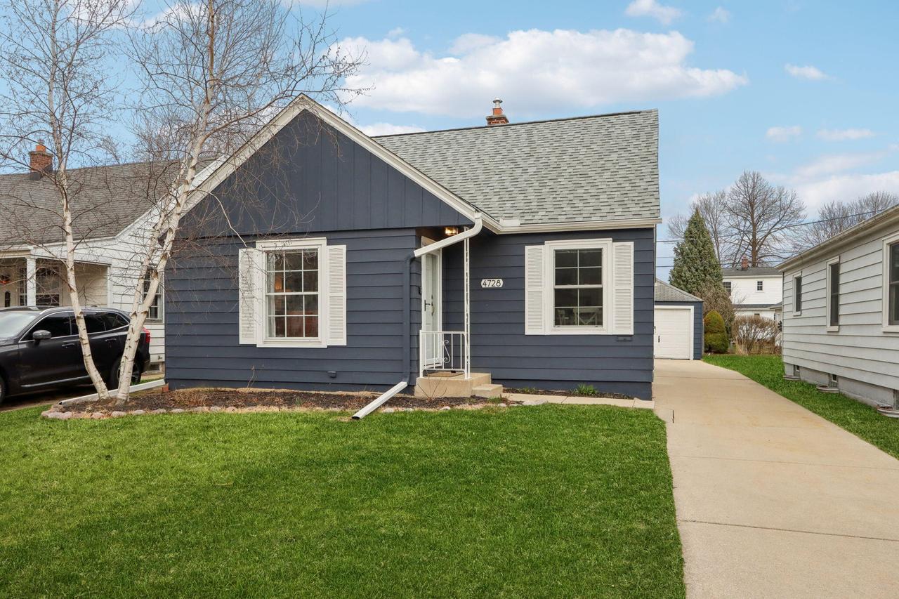 4728 N Diversey Blvd, Whitefish Bay, WI 53211