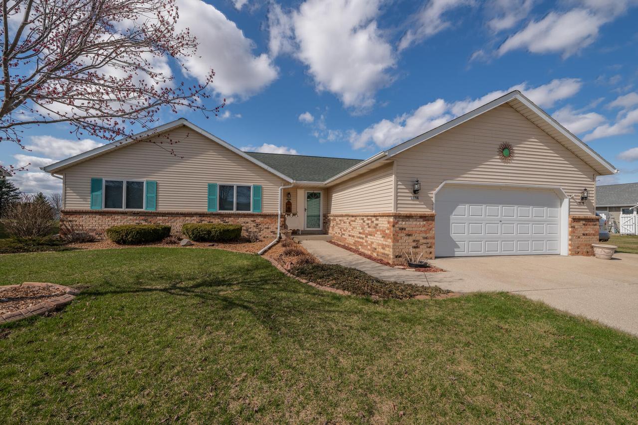 1578 Serenity Ln, Hartford, WI 53027
