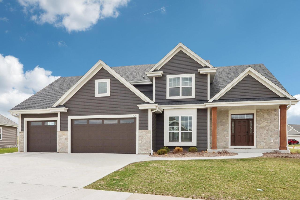 1520 Fay Ln, Oconomowoc, WI 53066