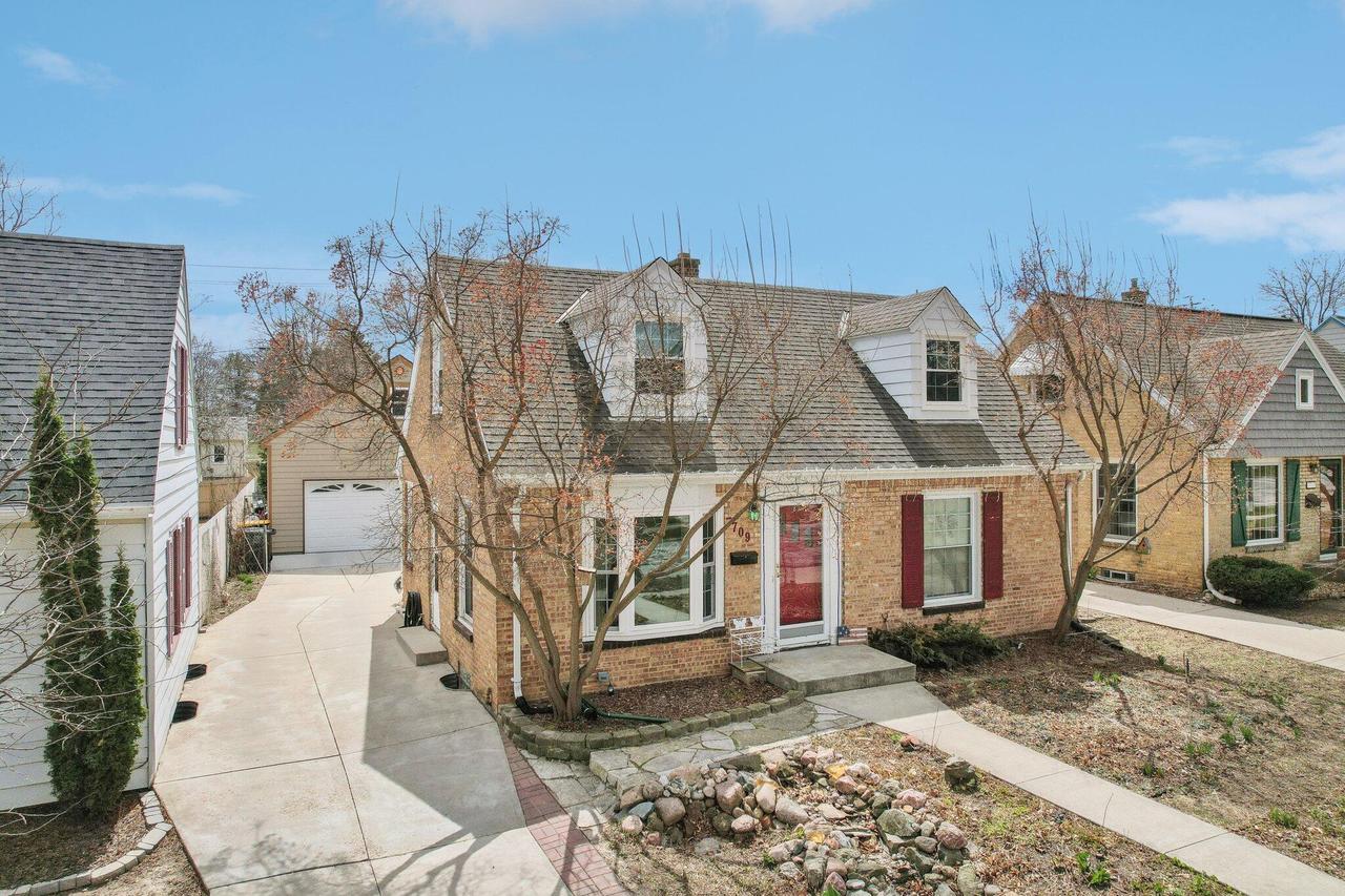7709 Livingston Ave, Wauwatosa, WI 53213