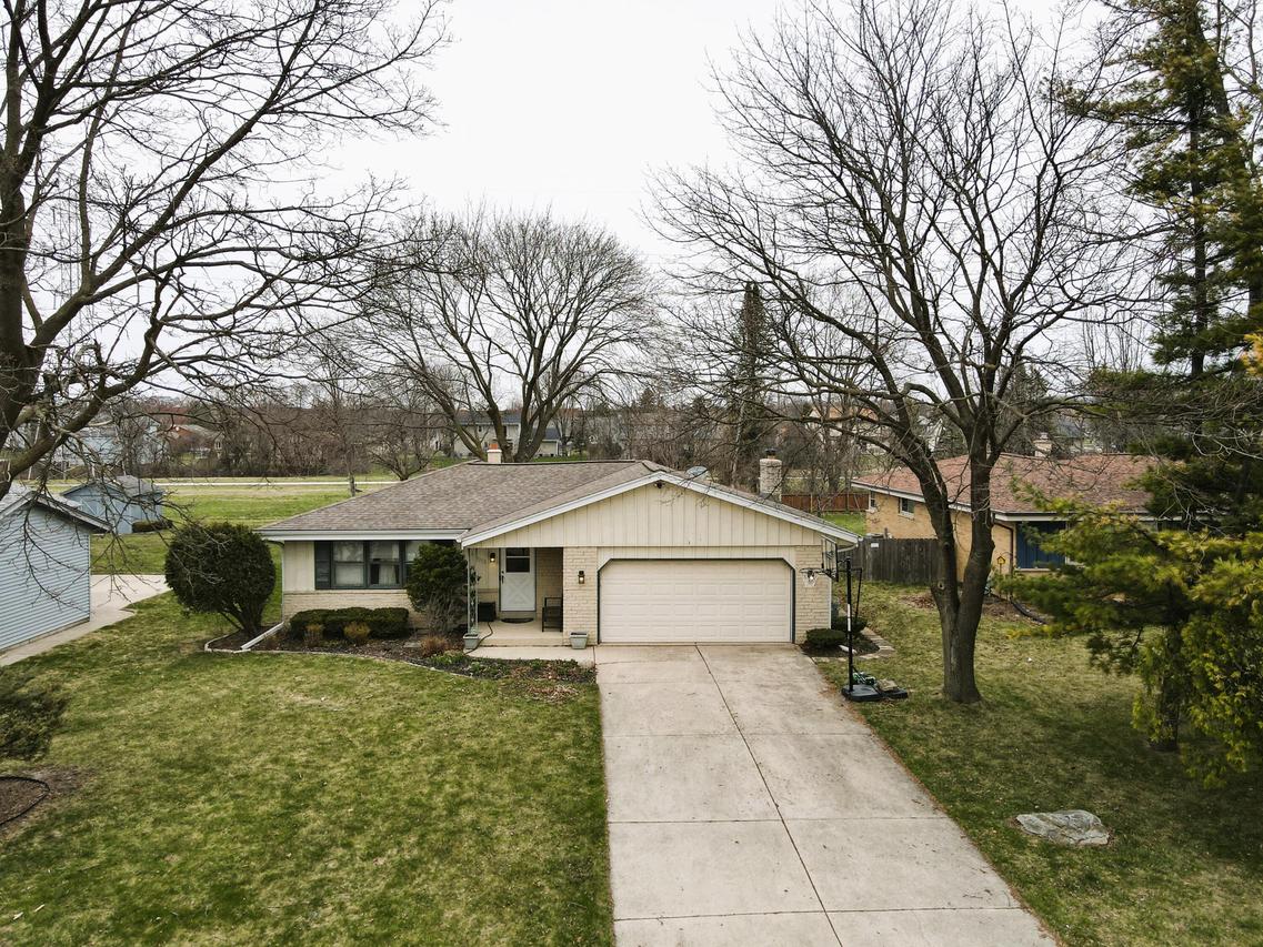 9232 W Plainfield Ave, Greenfield, WI 53228