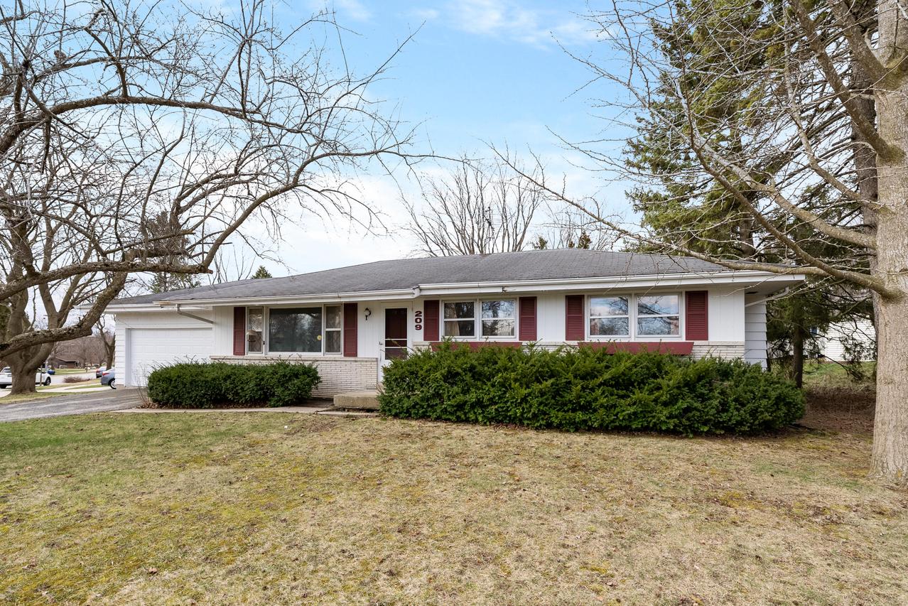 209 W Norport Dr, Port Washington, WI 53074
