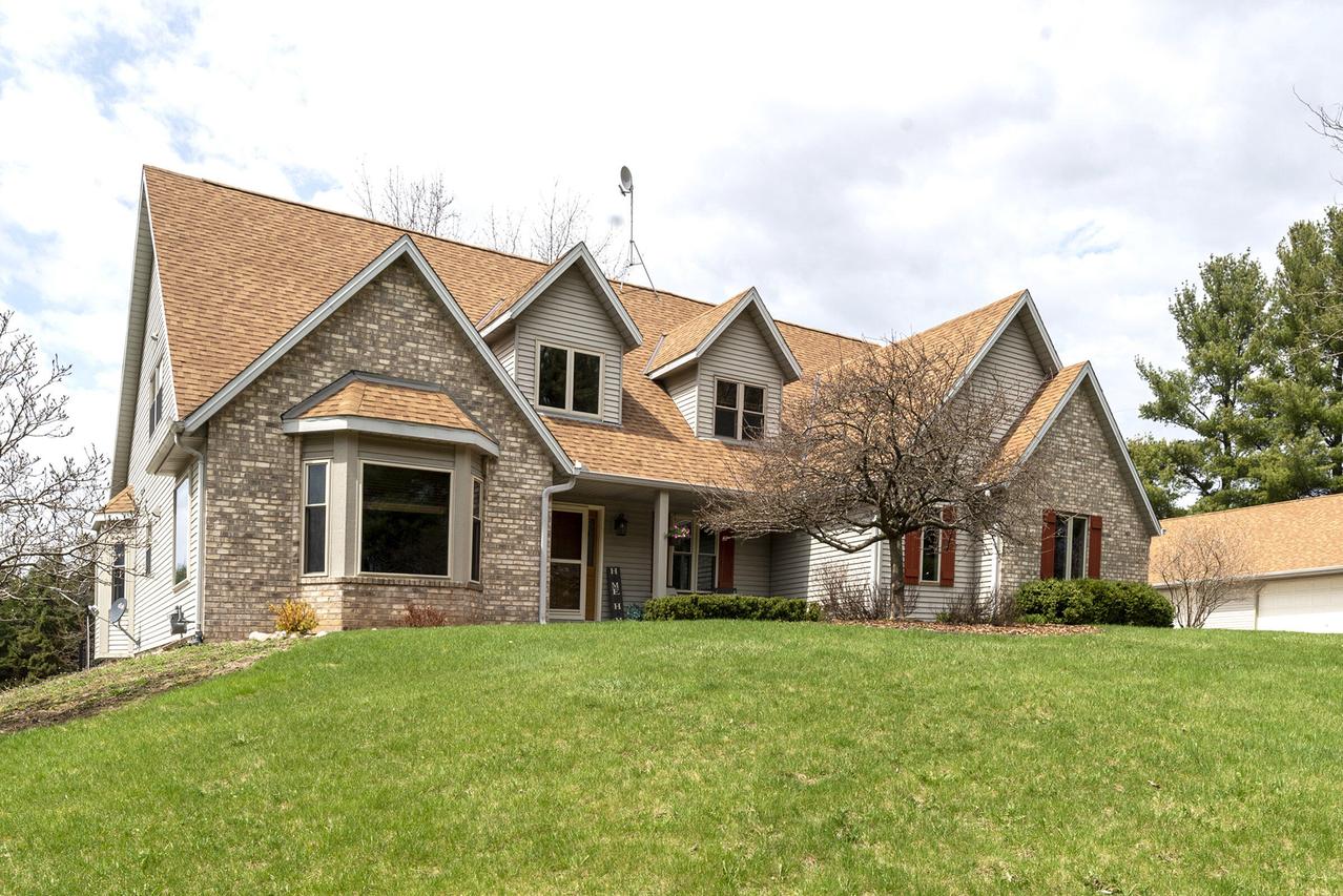 6466 St Lawrence Ln, Hartford, WI 53027
