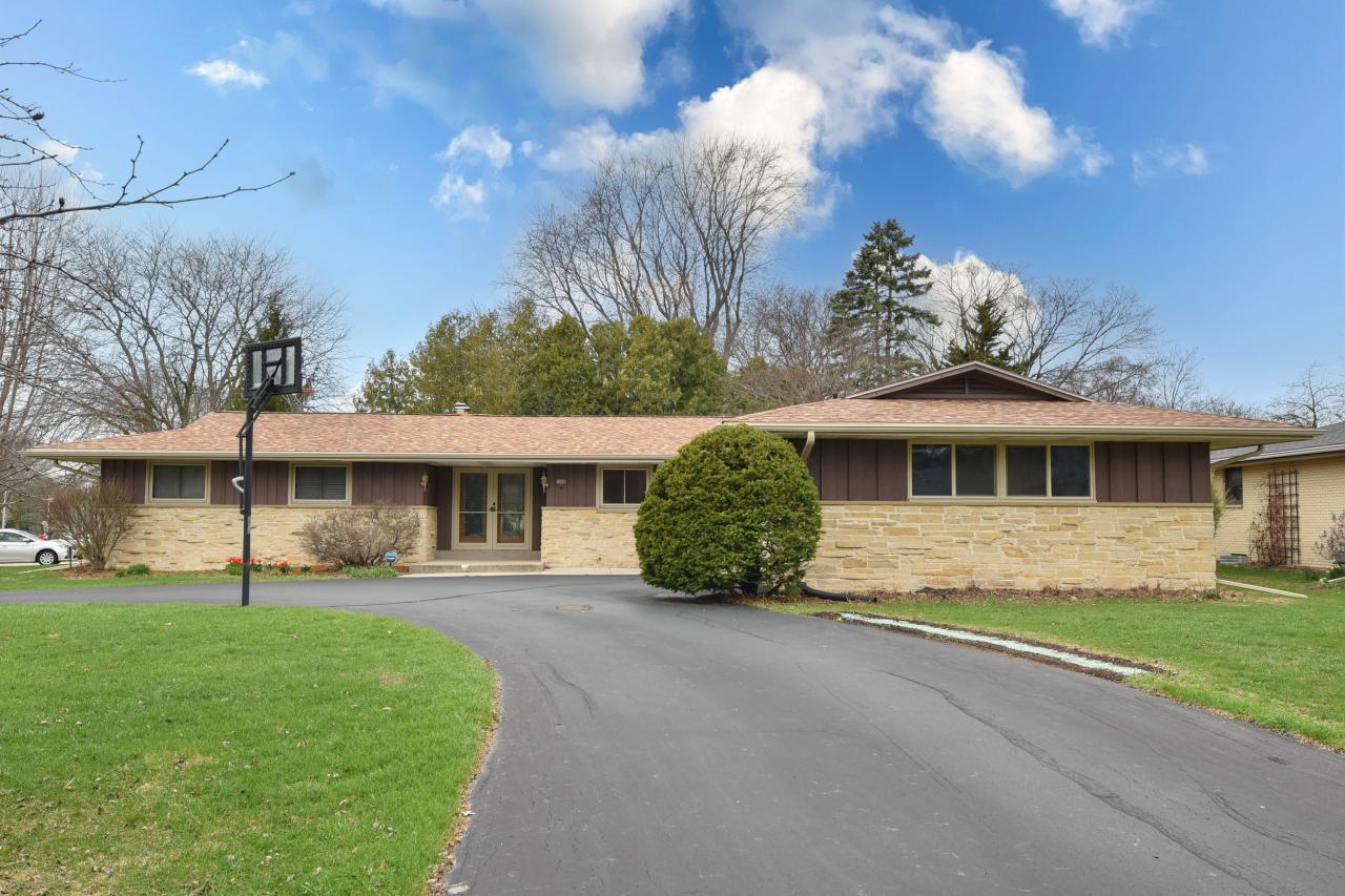 10808 W Courtland Ave, Wauwatosa, WI 53225