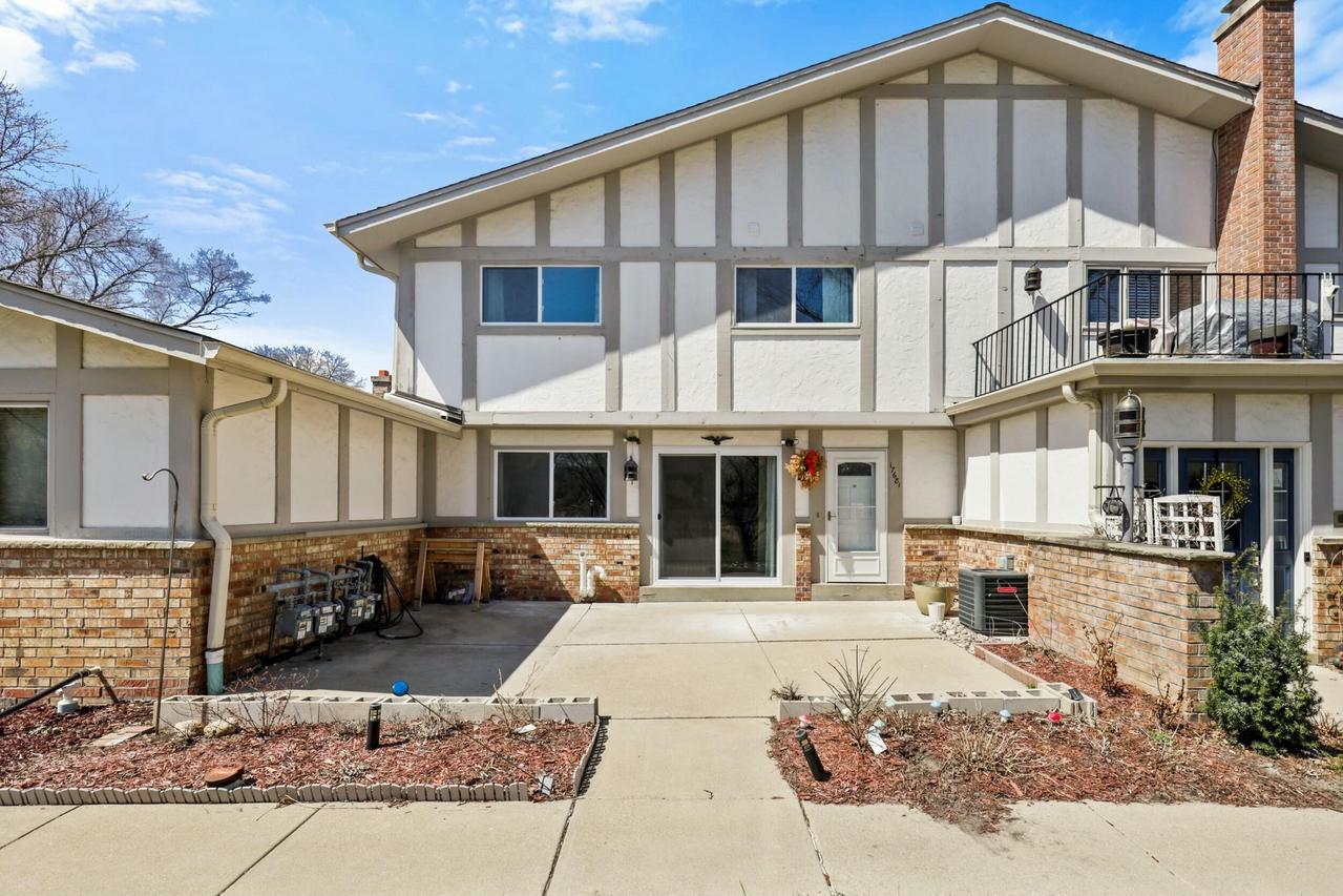 17681 Nassau Dr, Brookfield, WI 53045