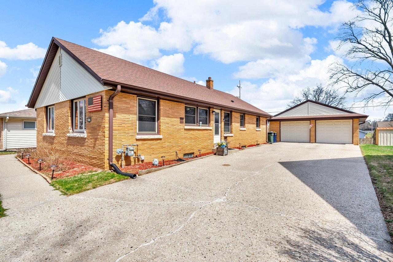 2870 S 103rd St, West Allis, WI 53227