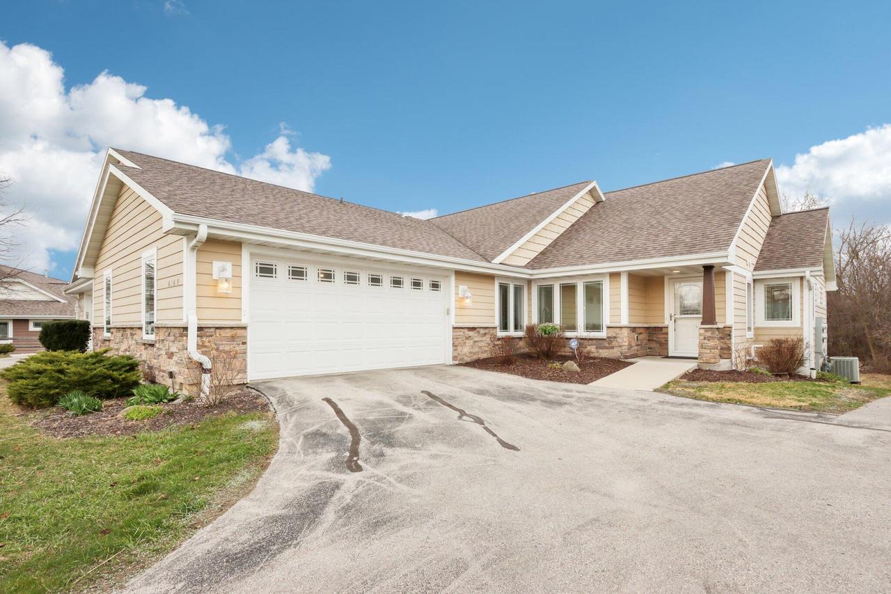 6169 W Woodview Ct, Greenfield, WI 53220