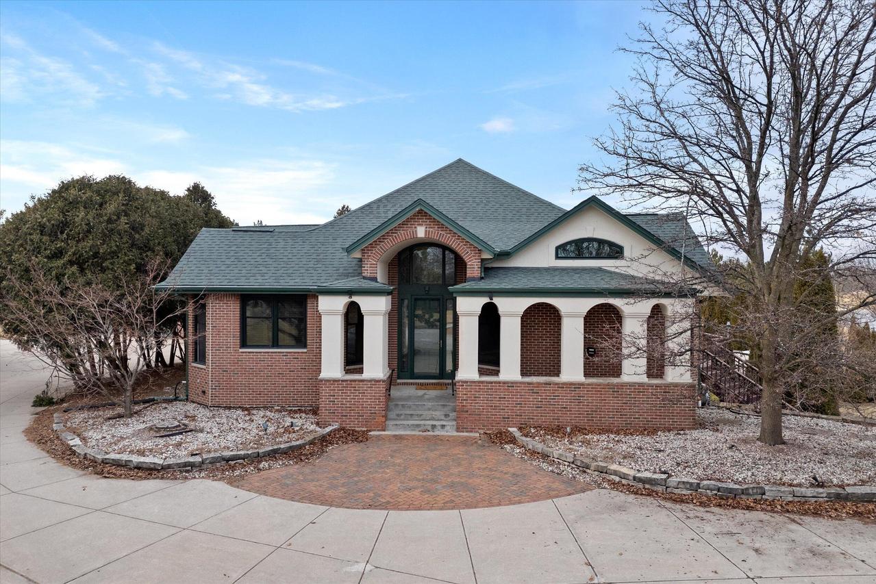 7767 S Cambridge Ct, Franklin, WI 53132