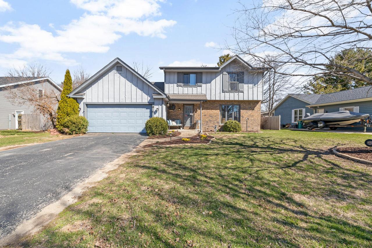 110 Friendship Ln, Saukville, WI 53080
