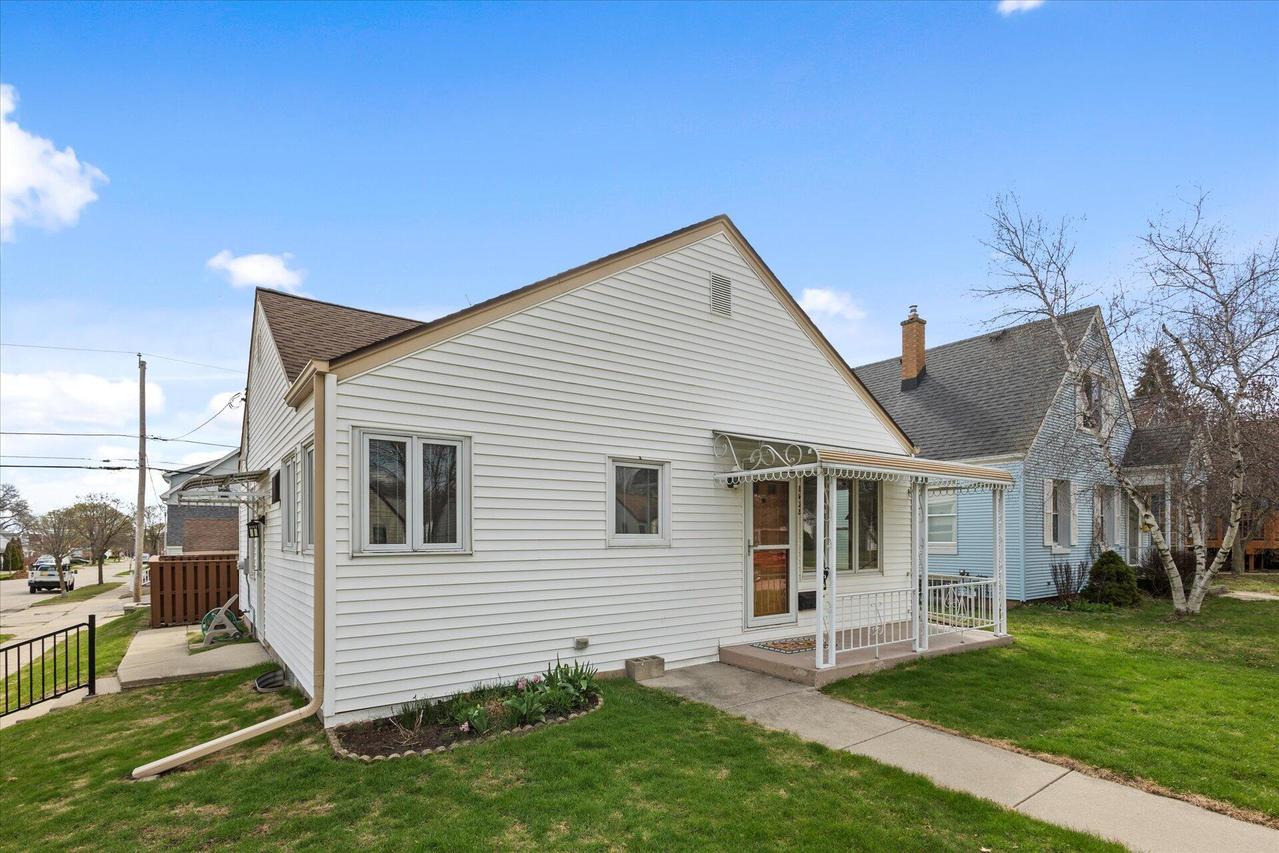 2402 S 64th St, West Allis, WI 53219