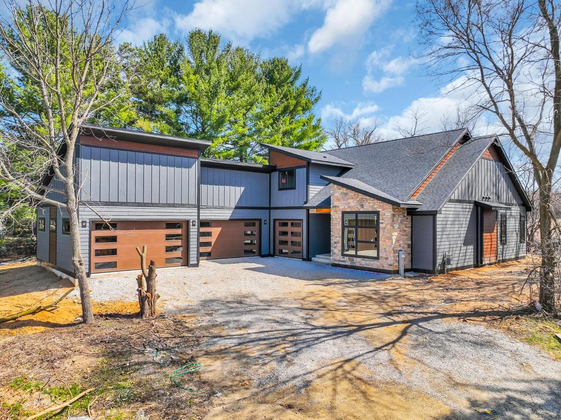 W5303 Briarwood Rd, Sugar Creek, WI 53121