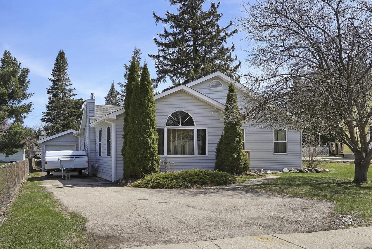 230 N 5th Ave, Walworth, WI 53184